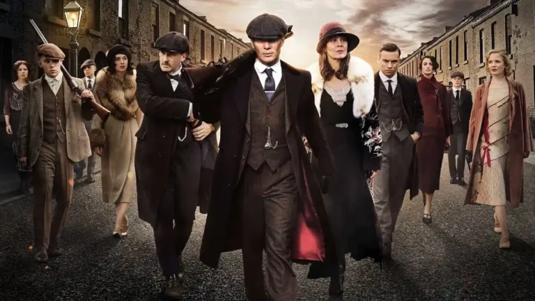 Thomas Shelby e família Shelby caminhando nas ruas em Peaky Blinders, representando poder e liderança