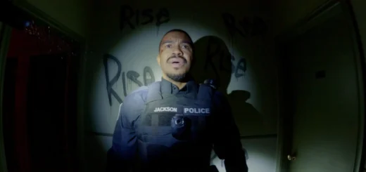 Policial com câmera corporal em cena do filme POV: Presença Oculta (Bodycam), terror found footage de Brandon Christensen.