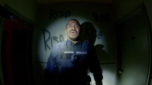 Policial com câmera corporal em cena do filme POV: Presença Oculta (Bodycam), terror found footage de Brandon Christensen.