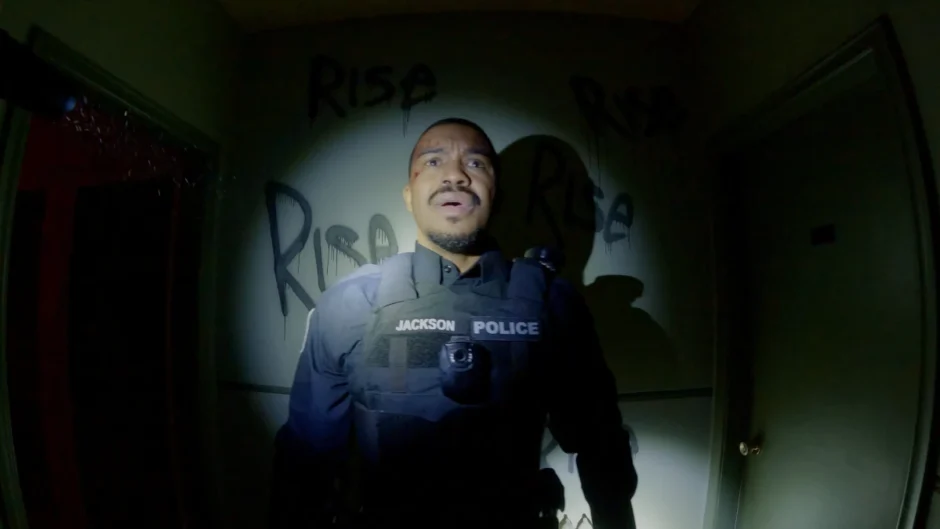 Policial com câmera corporal em cena do filme POV: Presença Oculta (Bodycam), terror found footage de Brandon Christensen.