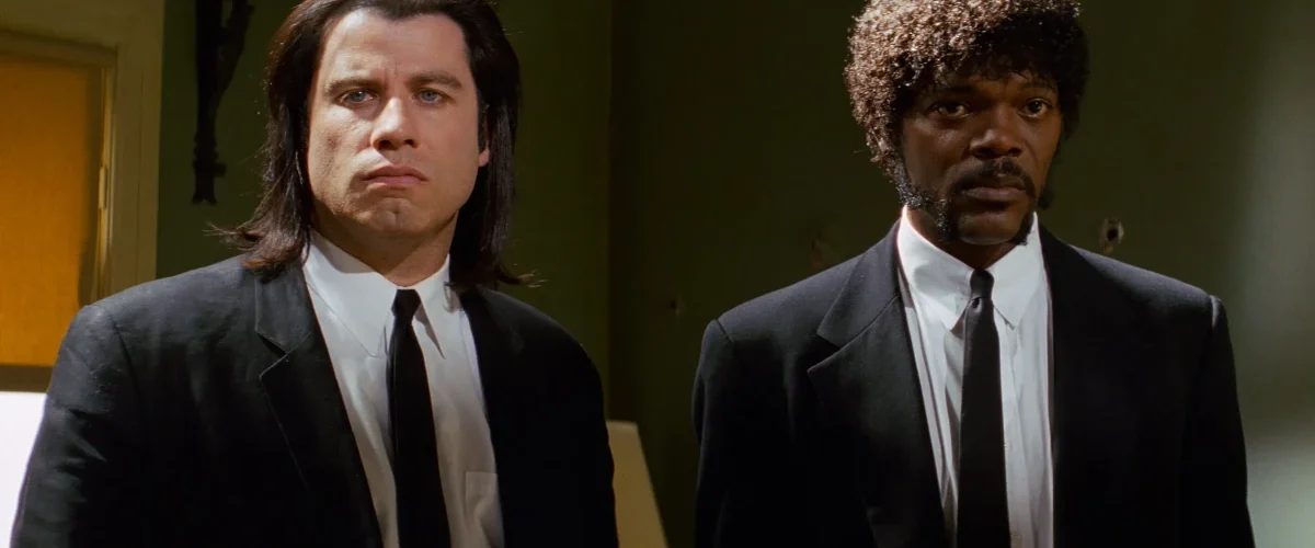 Vincent Vega e Jules Winnfield em cena de Pulp Fiction: Tempo de Violência (1994), dirigido por Quentin Tarantino