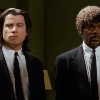 Vincent Vega e Jules Winnfield em cena de Pulp Fiction: Tempo de Violência (1994), dirigido por Quentin Tarantino