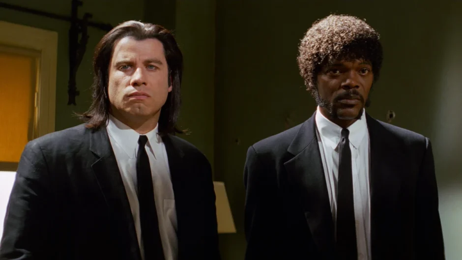 Vincent Vega e Jules Winnfield em cena de Pulp Fiction: Tempo de Violência (1994), dirigido por Quentin Tarantino