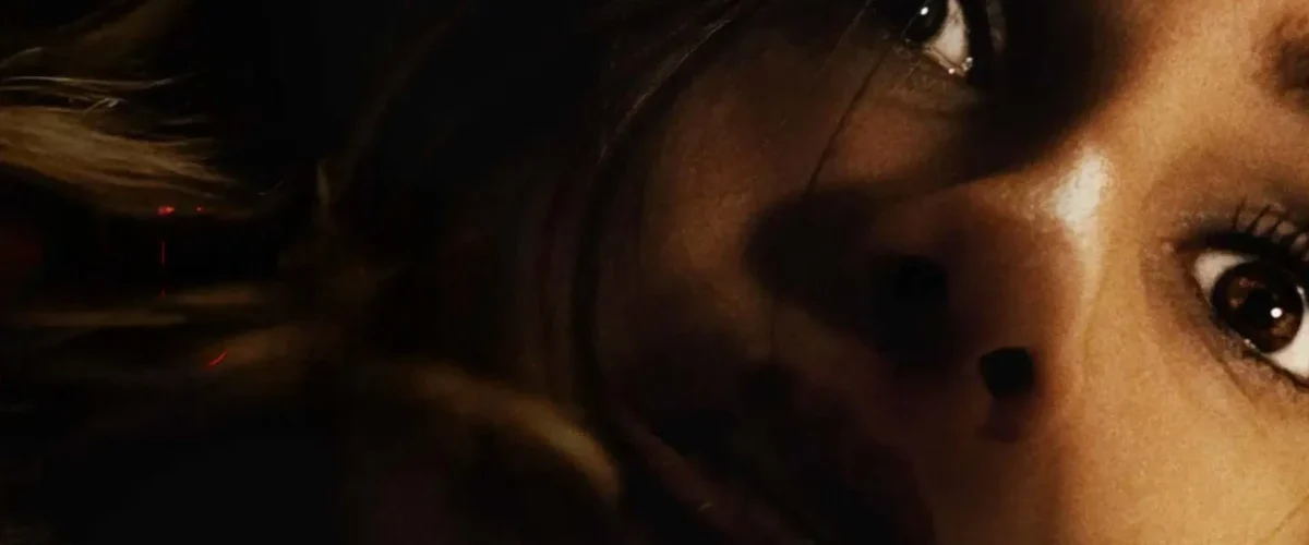 Cena do filme Push: No Limite do Medo (2025) mostrando Natalie em situação de perigo dentro da mansão