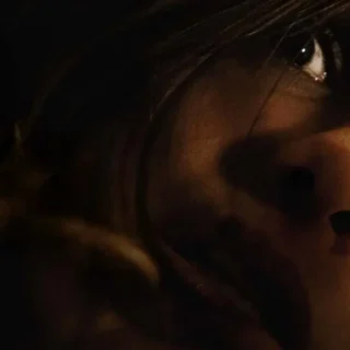 Cena do filme Push: No Limite do Medo (2025) mostrando Natalie em situação de perigo dentro da mansão