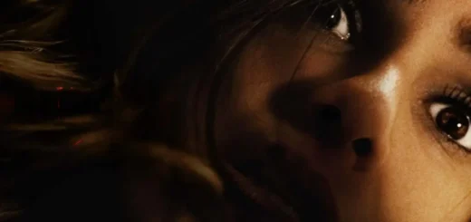 Cena do filme Push: No Limite do Medo (2025) mostrando Natalie em situação de perigo dentro da mansão