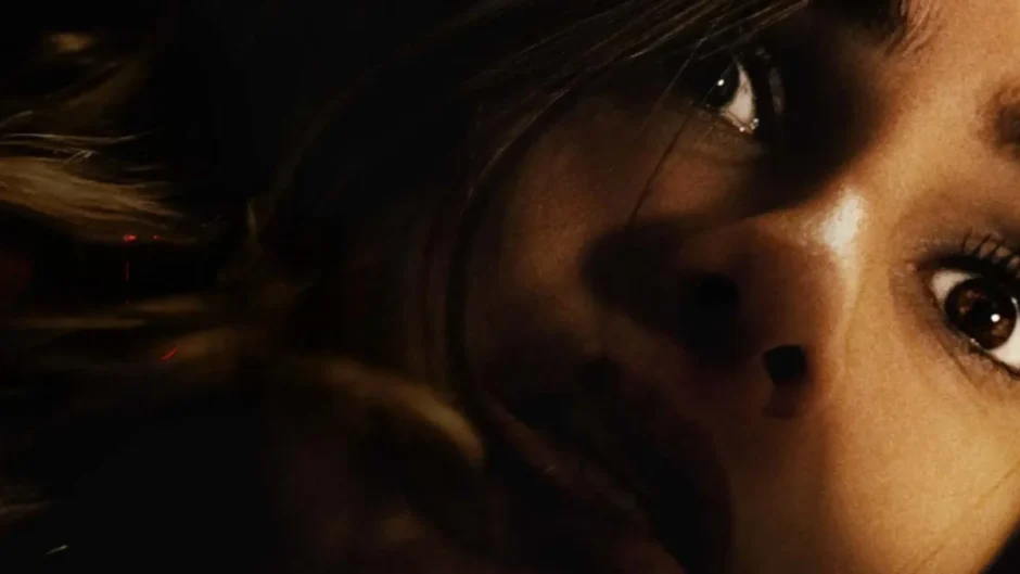 Cena do filme Push: No Limite do Medo (2025) mostrando Natalie em situação de perigo dentro da mansão