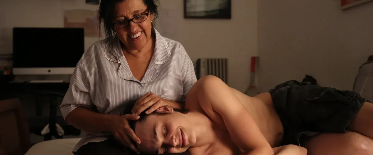 Val e Jéssica em cena do filme brasileiro Que Horas Ela Volta de Anna Muylaert