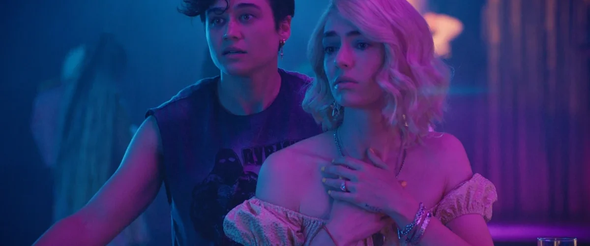 Cena do filme Queens of the Dead (2025) com personagens em um clube durante o apocalipse zumbi