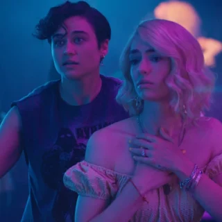 Cena do filme Queens of the Dead (2025) com personagens em um clube durante o apocalipse zumbi