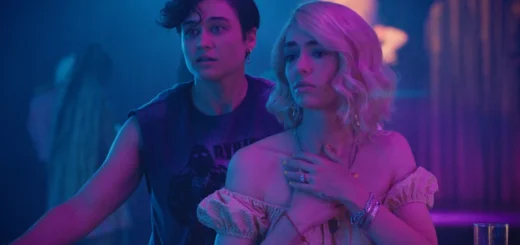 Cena do filme Queens of the Dead (2025) com personagens em um clube durante o apocalipse zumbi