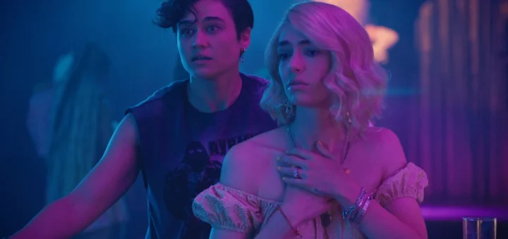 Cena do filme Queens of the Dead (2025) com personagens em um clube durante o apocalipse zumbi