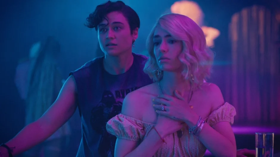 Cena do filme Queens of the Dead (2025) com personagens em um clube durante o apocalipse zumbi