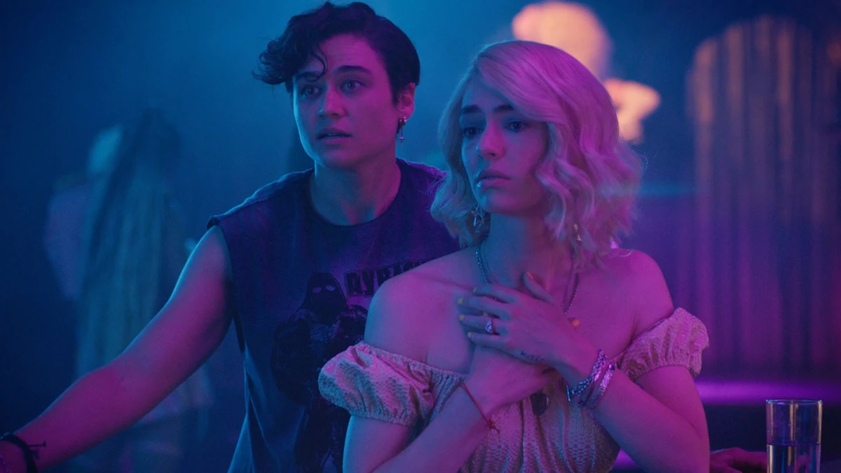 Cena do filme Queens of the Dead (2025) com personagens em um clube durante o apocalipse zumbi