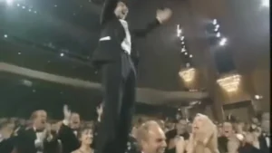 Quando Roberto Benigni subiu nas Cadeiras do Oscar: o Gesto mais Inesperado da História 8 Quando Roberto Benigni subiu nas Cadeiras do Oscar: o Gesto mais Inesperado da História