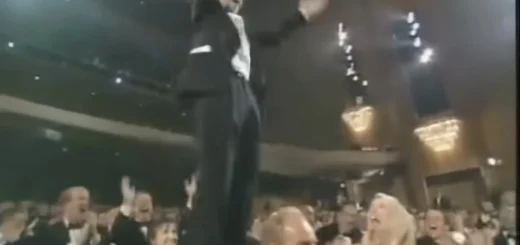 Roberto Benigni subindo nas cadeiras da plateia ao ganhar o Oscar de Melhor Ator por A Vida é Bela em 1999