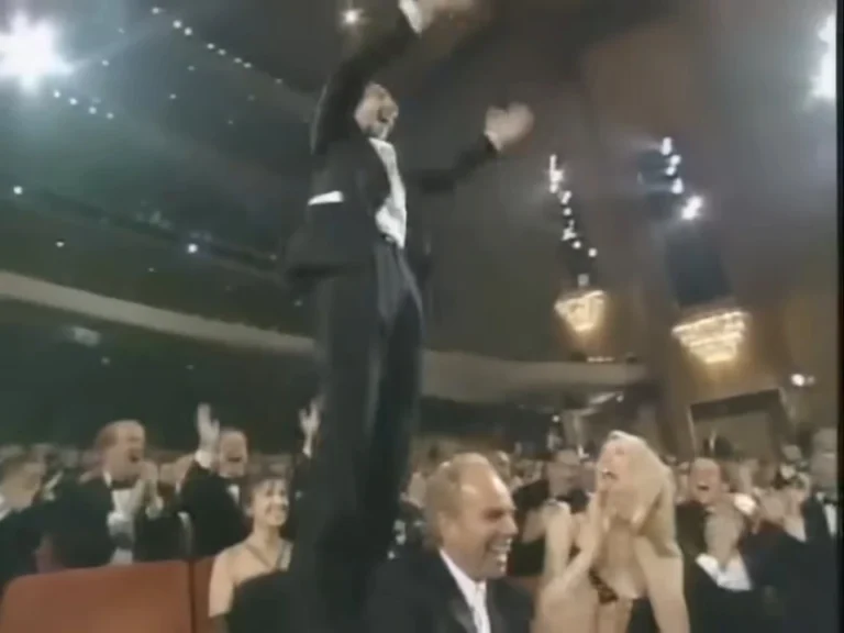 Quando Roberto Benigni subiu nas Cadeiras do Oscar: o Gesto mais Inesperado da História 3 Roberto Benigni subindo nas cadeiras da plateia ao ganhar o Oscar de Melhor Ator por A Vida é Bela em 1999