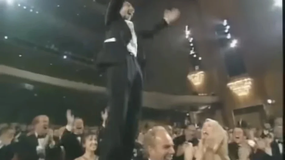 Roberto Benigni subindo nas cadeiras da plateia ao ganhar o Oscar de Melhor Ator por A Vida é Bela em 1999