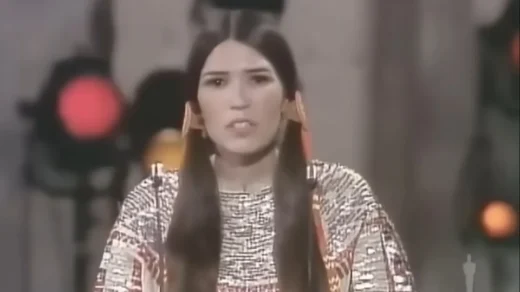 Sacheen Littlefeather recusando o Oscar de Marlon Brando na cerimônia do Oscar de 1973