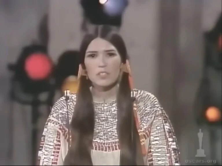 Sacheen Littlefeather recusando o Oscar de Marlon Brando na cerimônia do Oscar de 1973