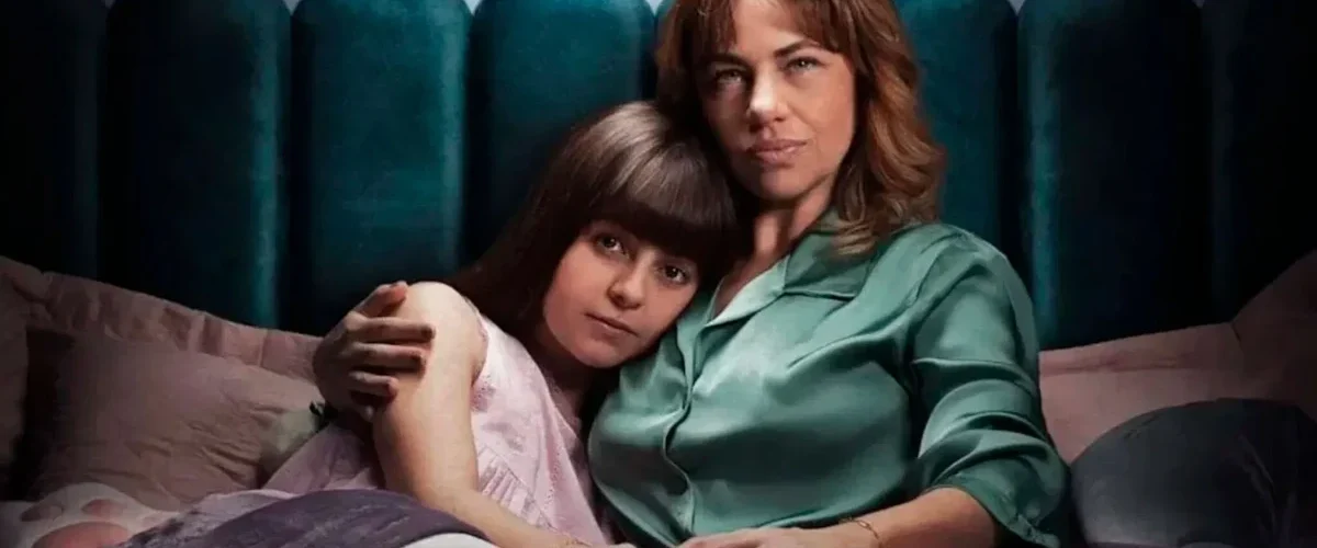 Klara Castanho e Karine Teles em cena do filme #SalveRosa (2025) da Netflix