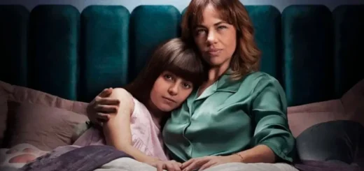 Klara Castanho e Karine Teles em cena do filme #SalveRosa (2025) da Netflix