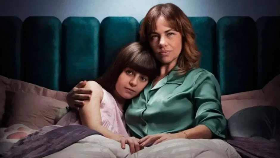 Klara Castanho e Karine Teles em cena do filme #SalveRosa (2025) da Netflix