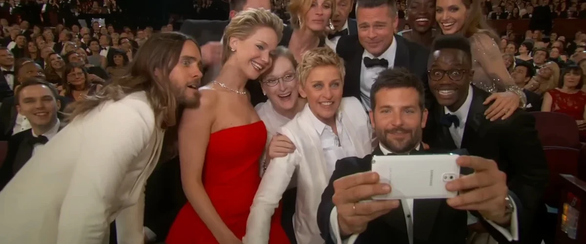 Grupo de celebridades tirando uma selfie durante a cerimônia do Oscar de 2014