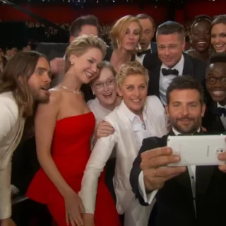 Grupo de celebridades tirando uma selfie durante a cerimônia do Oscar de 2014