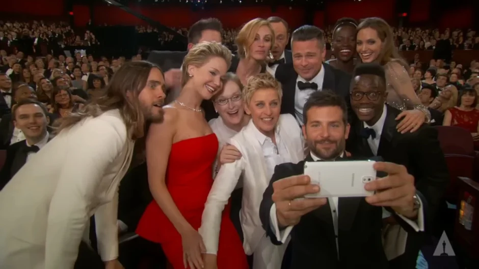 Grupo de celebridades tirando uma selfie durante a cerimônia do Oscar de 2014