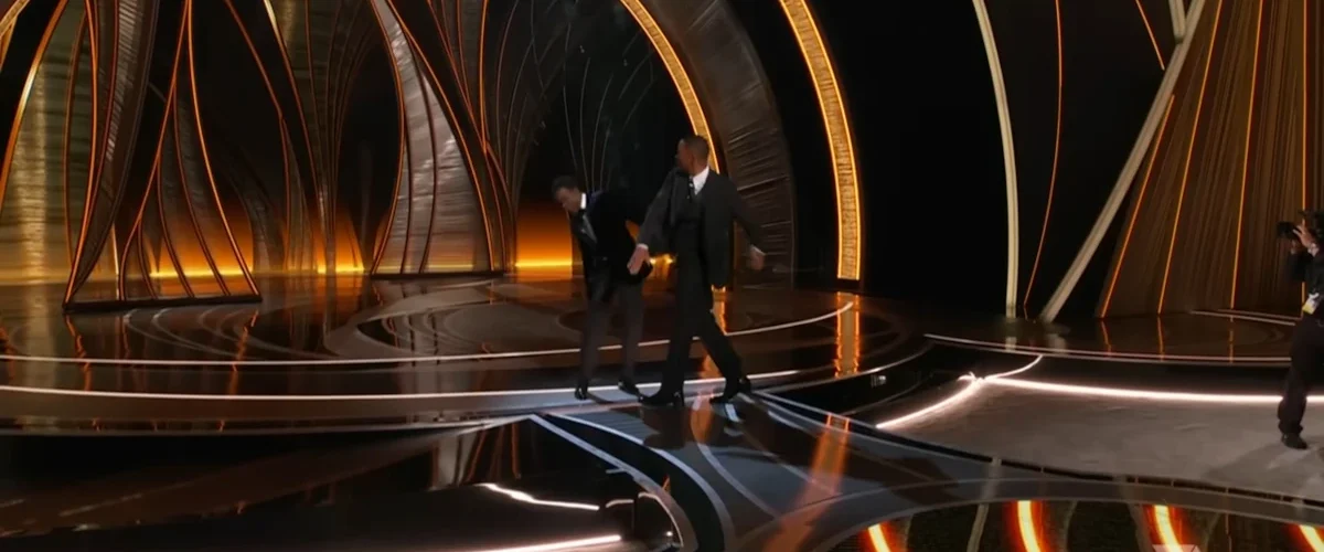 Will Smith dando um tapa em Chris Rock durante a cerimônia do Oscar 2022