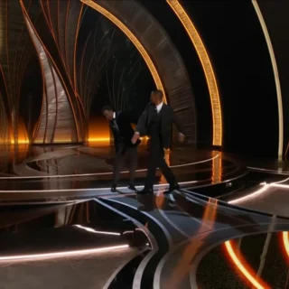 Will Smith dando um tapa em Chris Rock durante a cerimônia do Oscar 2022