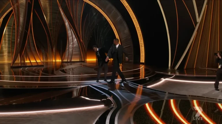 Will Smith dando um tapa em Chris Rock durante a cerimônia do Oscar 2022