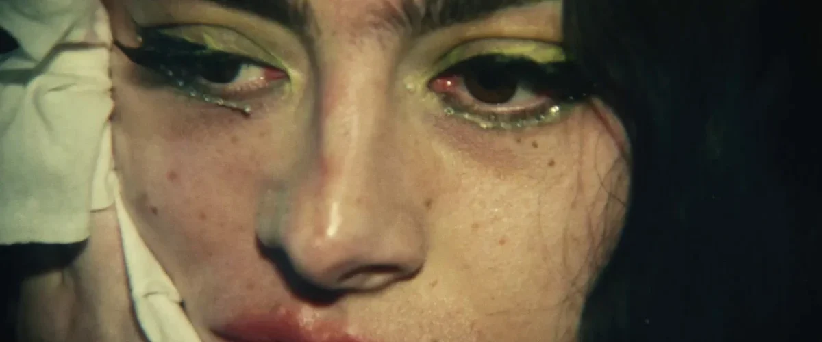 Charli XCX em cena do filme The Moment (2026), sátira sobre fama e indústria musical