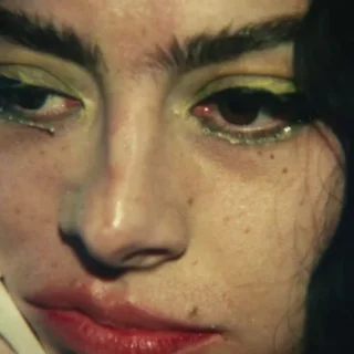 Charli XCX em cena do filme The Moment (2026), sátira sobre fama e indústria musical