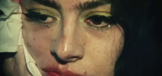 Charli XCX em cena do filme The Moment (2026), sátira sobre fama e indústria musical