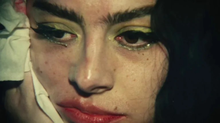 O Instante que a Indústria Quis Congelar — e Charli XCX Queima Tudo em The Moment 7 Charli XCX em cena do filme The Moment (2026), sátira sobre fama e indústria musical