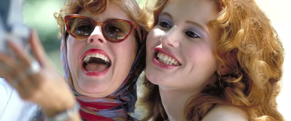 Cena do filme Thelma & Louise (1991) com Susan Sarandon e Geena Davis