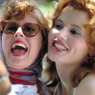 Cena do filme Thelma & Louise (1991) com Susan Sarandon e Geena Davis