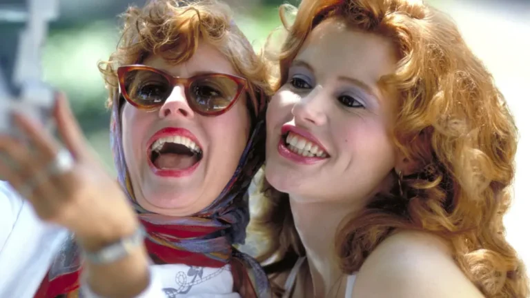 Cena do filme Thelma & Louise (1991) com Susan Sarandon e Geena Davis