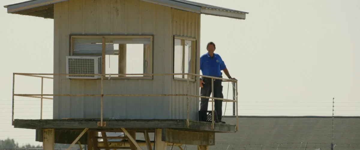 Guarda em torre de vigilância de prisão nos Estados Unidos retratada no documentário Alabama Presos do Sistema