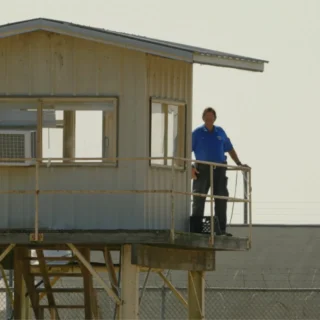 Guarda em torre de vigilância de prisão nos Estados Unidos retratada no documentário Alabama Presos do Sistema