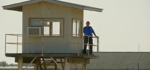 Guarda em torre de vigilância de prisão nos Estados Unidos retratada no documentário Alabama Presos do Sistema