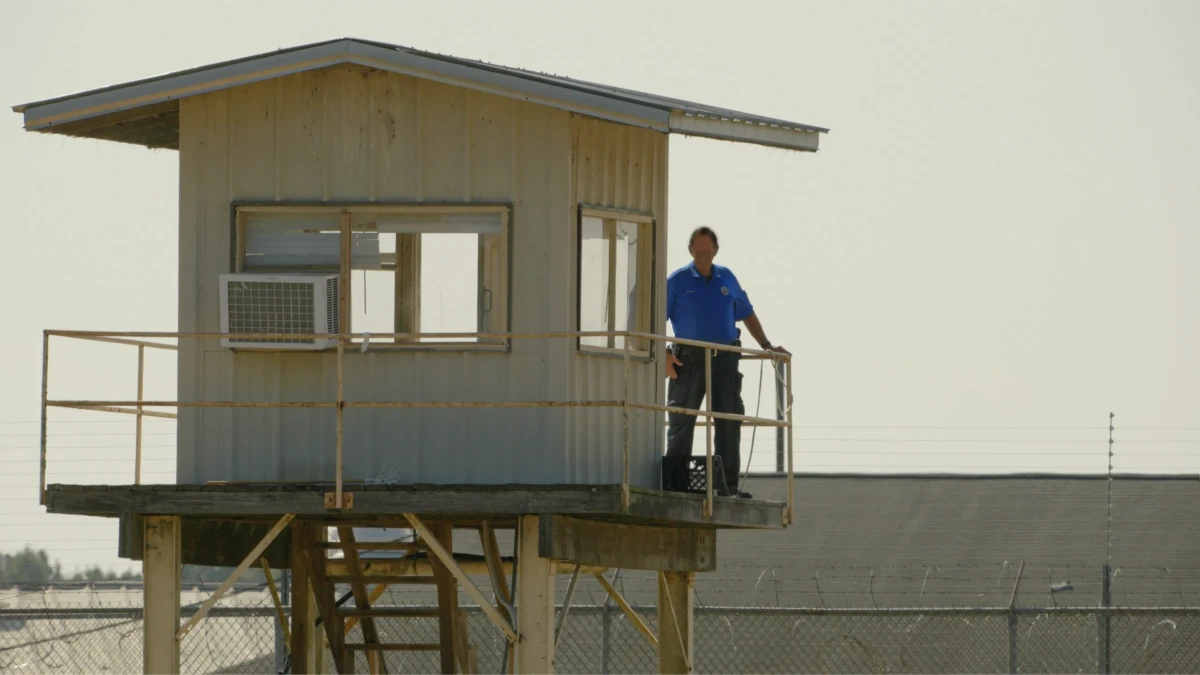 Guarda em torre de vigilância de prisão nos Estados Unidos retratada no documentário Alabama Presos do Sistema