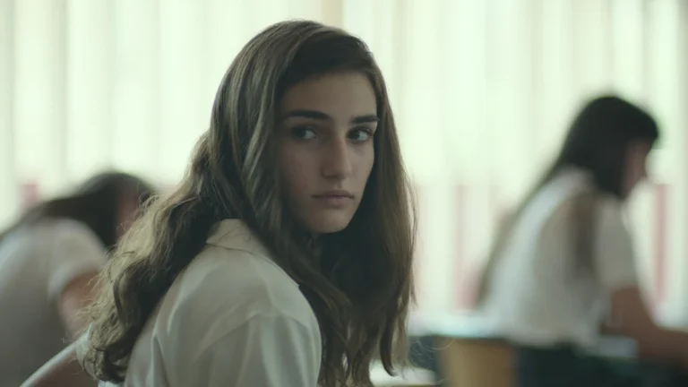 Verônica: o Terror Espanhol que transforma Possessão em Retrato da Adolescência Abandonada 5 Cena do filme Verónica (2017), terror espanhol da Netflix inspirado em caso real