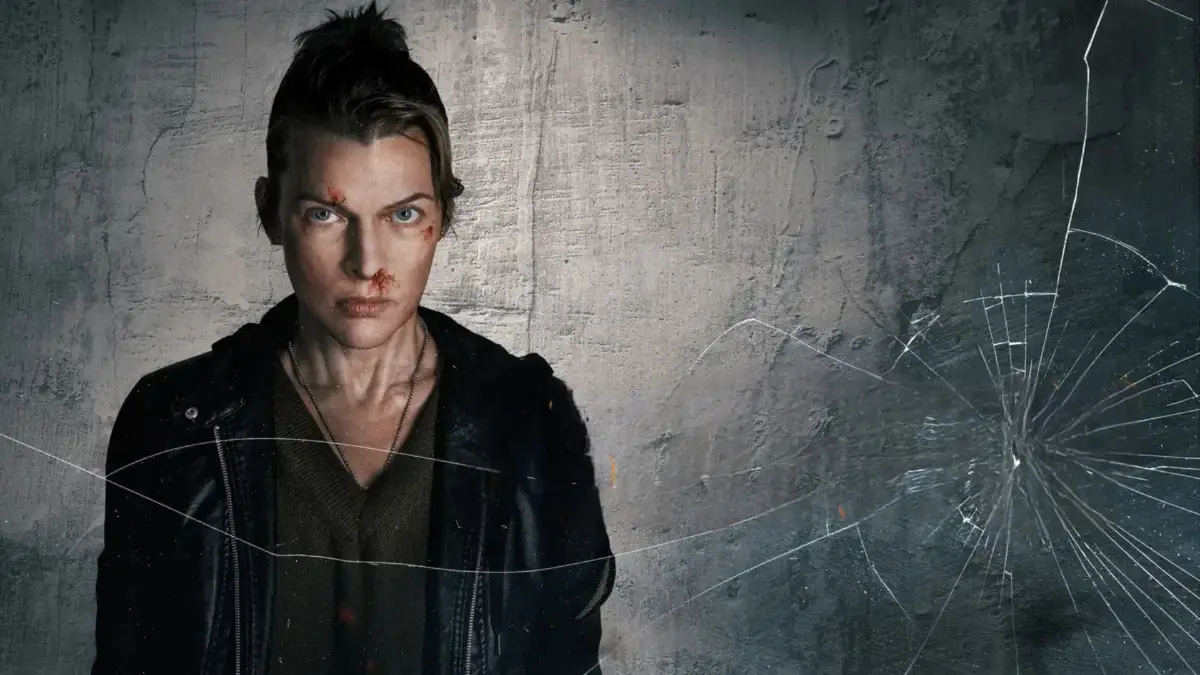 Milla Jovovich ferida encara a câmera em cena do filme Vingadora 2026