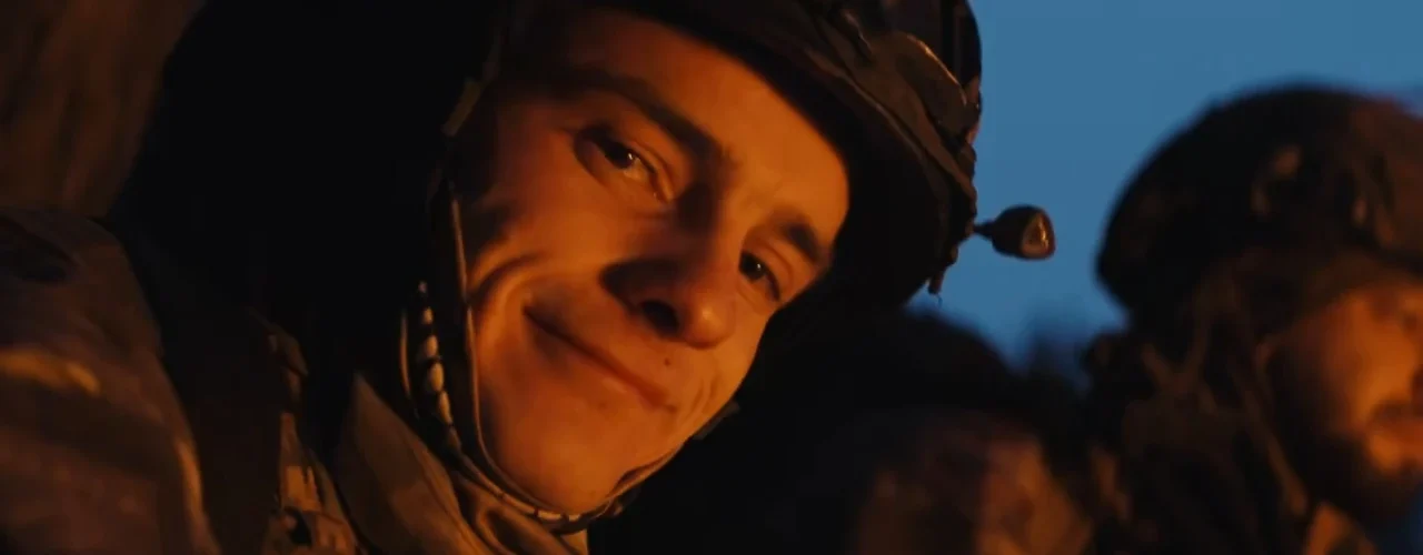 Soldado ucraniano em Kharkiv no curta da música Yours Eternally do U2, lançado durante a guerra da Ucrânia