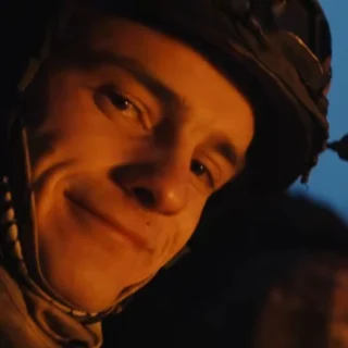 Soldado ucraniano em Kharkiv no curta da música Yours Eternally do U2, lançado durante a guerra da Ucrânia