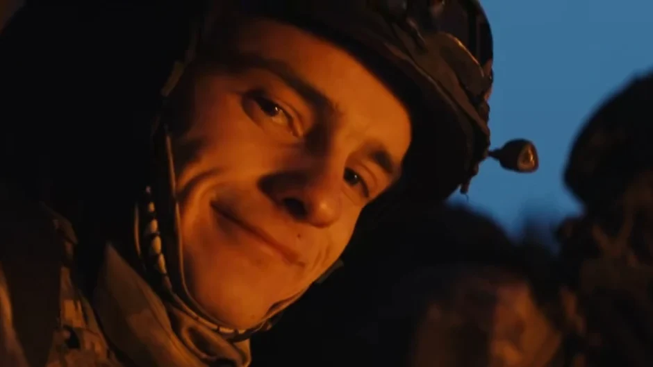 Soldado ucraniano em Kharkiv no curta da música Yours Eternally do U2, lançado durante a guerra da Ucrânia