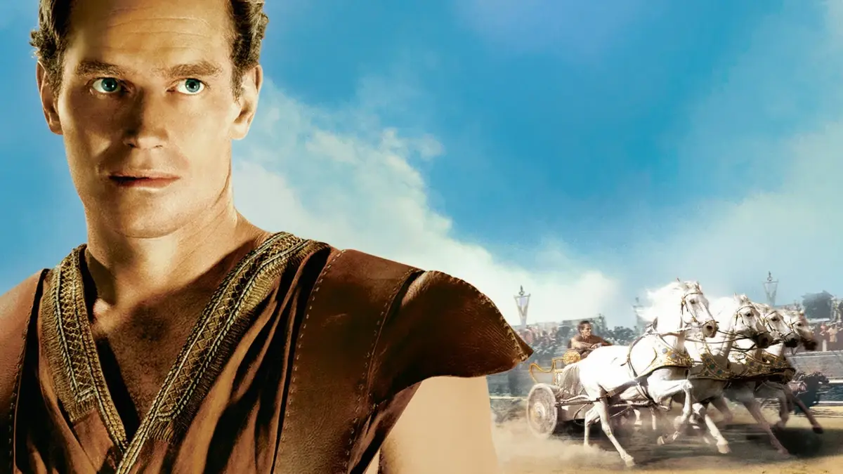 Retrato de Charlton Heston em Ben-Hur com cena da corrida de bigas ao fundo, épico clássico de 1959